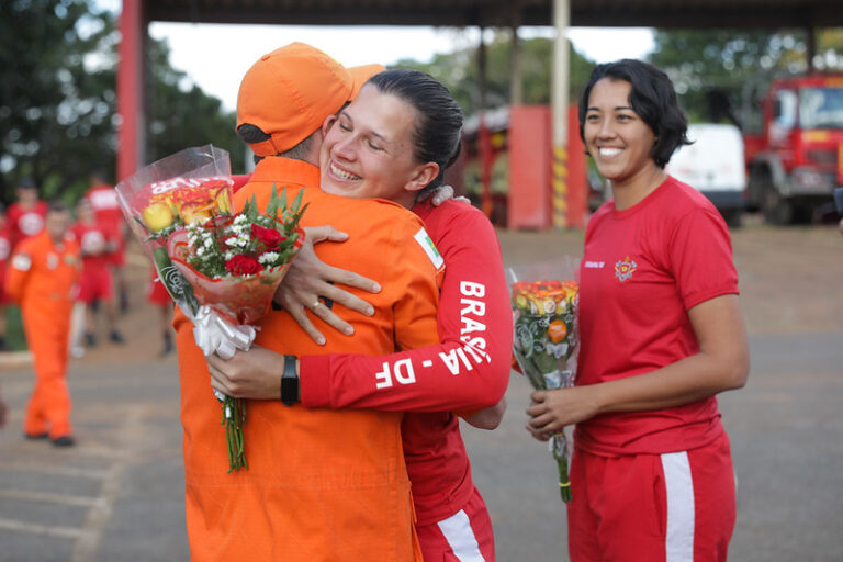 Bombeiros do DF que atuaram em missão humanitária no RS retornam a Brasília