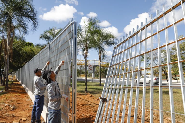 Segurança de pedestres é reforçada com a instalação de gradis nas principais vias do DF