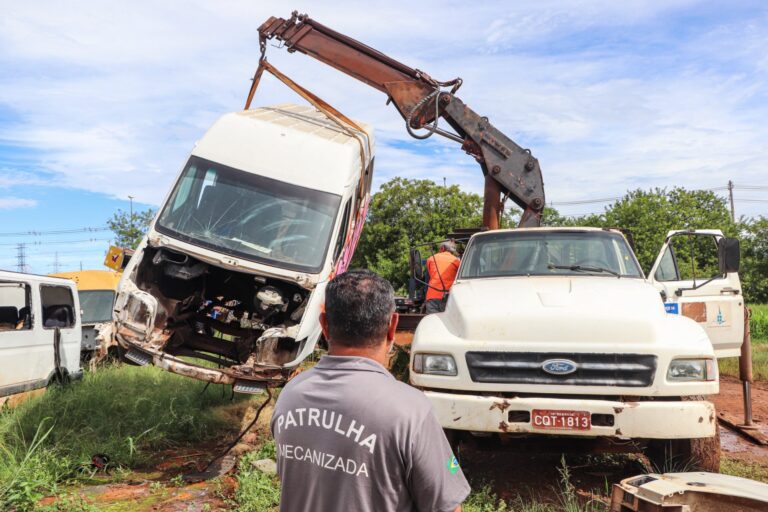 Mais de 1.150 veículos abandonados foram recolhidos das ruas do DF em 2024