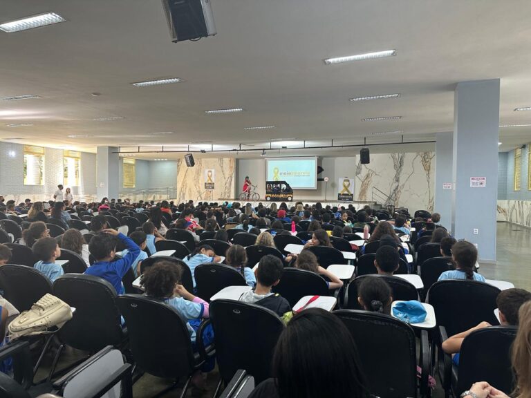 Teatro, jogos e brincadeiras ensinam sobre segurança no trânsito a mais de 1,5 mil alunos