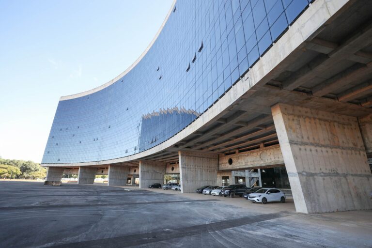 Governador acompanha retomada da obra da nova sede do TRF-1