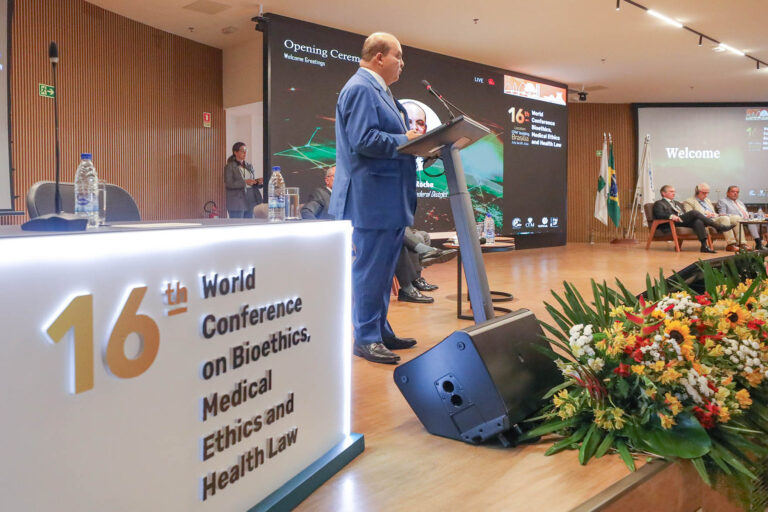 Em congresso mundial de medicina, governador destaca desafios e investimento anual de R$ 12 bilhões na Saúde