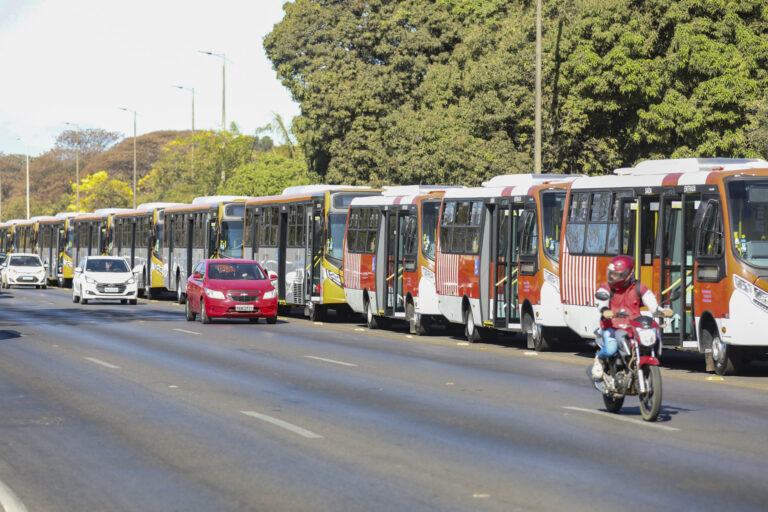 Ibaneis entrega 78 novos ônibus equipados com ar-condicionado