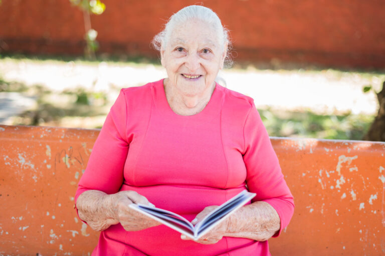 Alfabetizada aos 70 em escola pública do DF, Maria de Lourdes publica autobiografia aos 87 anos