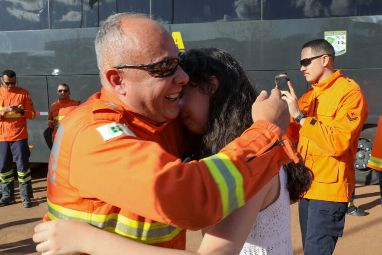 Bombeiros que combateram incêndios no Amazonas retornam a Brasília