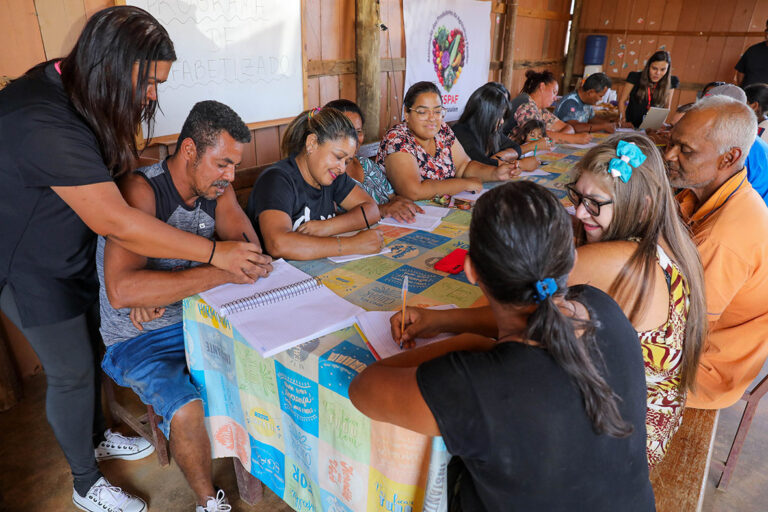 Programa do GDF leva educadores a regiões remotas para erradicar o analfabetismo