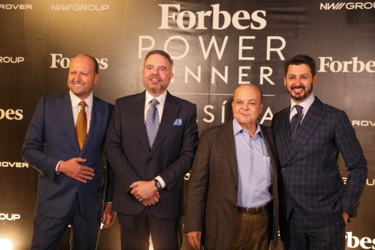 Governador celebra a escolha de Brasília para o início da regionalização da revista Forbes