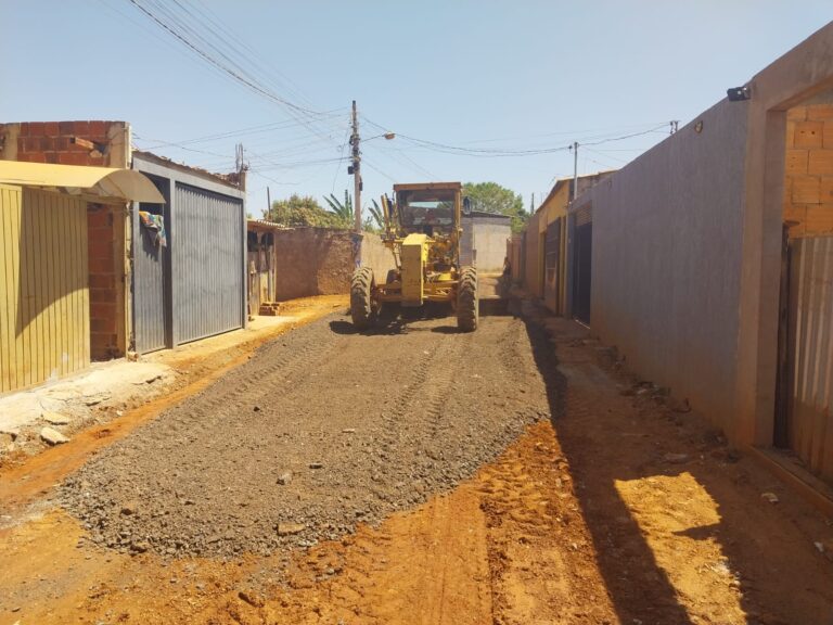 Vias não pavimentadas do Setor de Chácara Lúcio Costa passam por nivelamento
