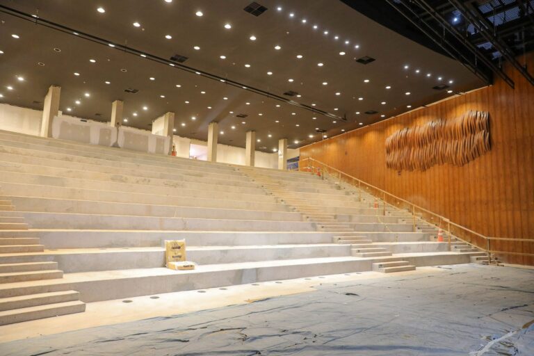 Novas cadeiras da Sala Martins Pena do Teatro Nacional seguem padrão clássico e preservam estética original