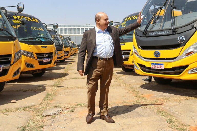 Com investimento de R$ 55 milhões, educação ganha reforço de 115 ônibus para transporte de alunos