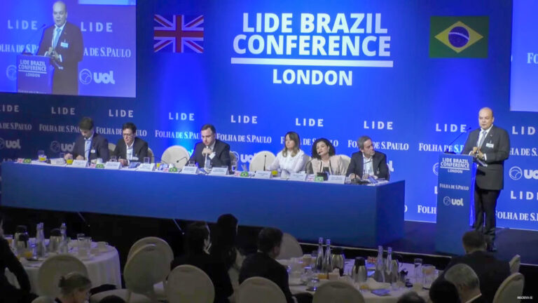 Ibaneis destaca avanços econômicos do DF em palestra no Reino Unido