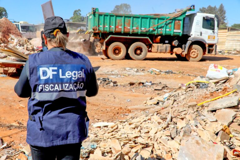 Descarte de lixo e entulho tem fiscalização intensificada com a chegada das chuvas