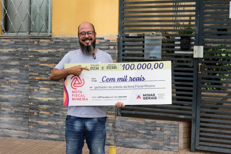 Governo de Minas entrega cheque simbólico de R$ 100 mil a ganhador da Nota Fiscal Mineira