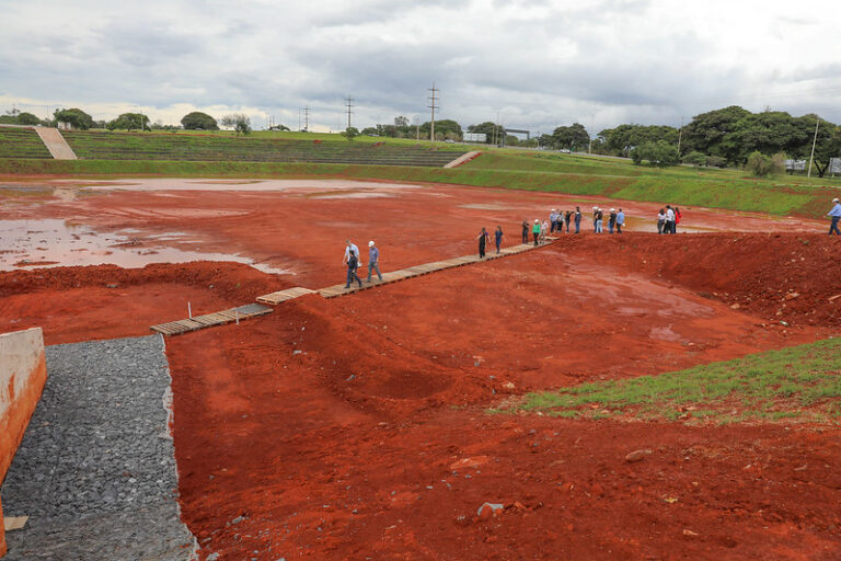 Estudantes de arquitetura visitam obras do Drenar DF