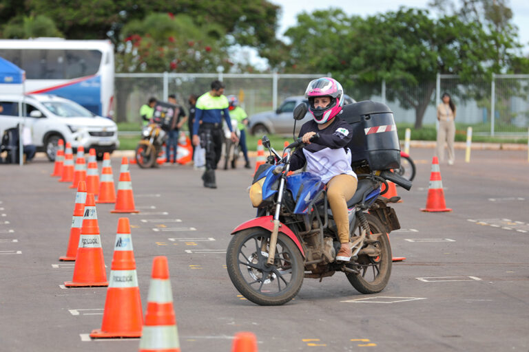 Projeto capacita entregadoras de aplicativo em pilotagem e direção segura de moto