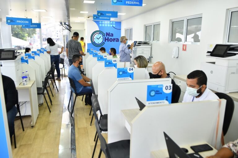 Carreta do Na Hora leva serviços à comunidade da Estrutural