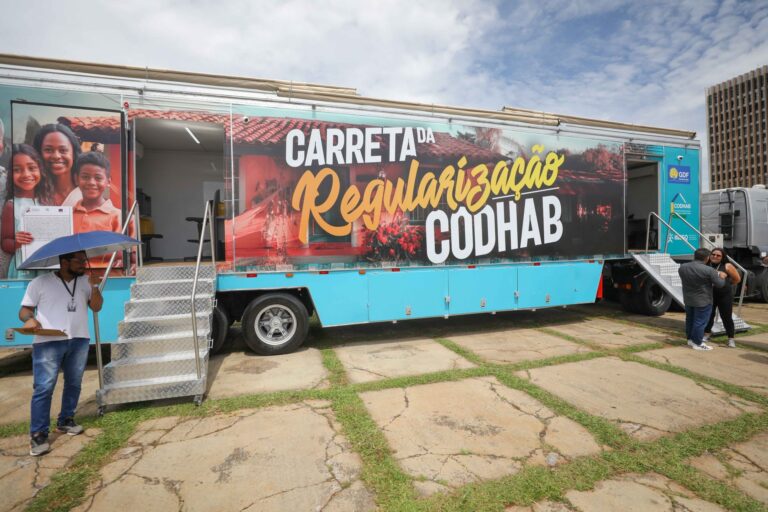 GDF lança carreta da regularização e entrega 500 escrituras a moradores