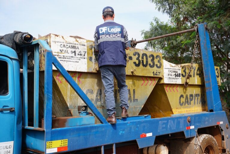 Para combate à dengue, DF Legal e DER vão instalar 200 placas em pontos de descarte irregular