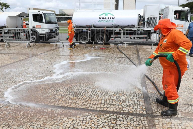 GDF inicia limpeza de pedras portuguesas da Praça dos Três Poderes