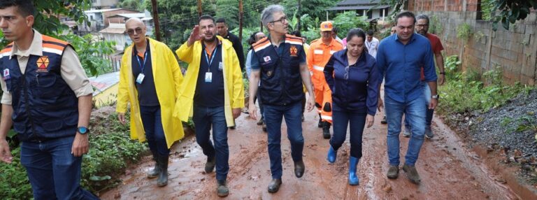 Governador de Minas Gerais vistoria áreas que sofreram com deslizamentos