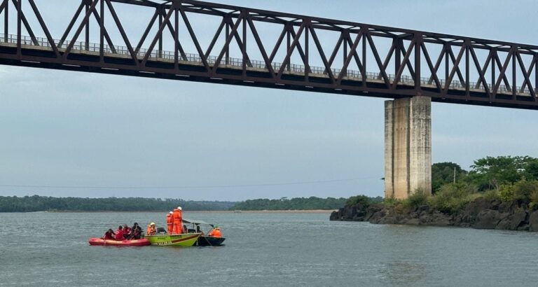 Bombeiros do DF auxiliam em resgate submerso em Minas Gerais
