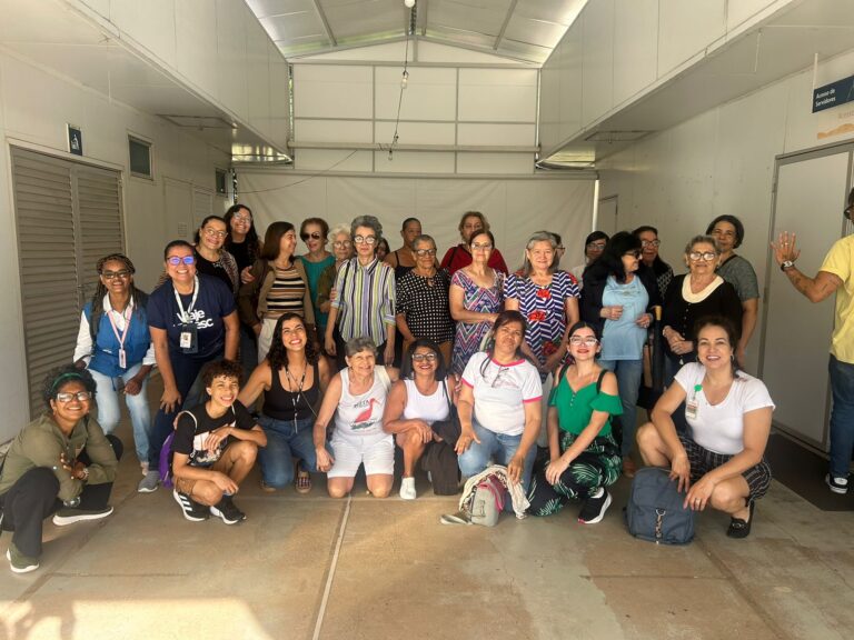 Assistente social leva grupo de mulheres para fazer turismo em Brasília