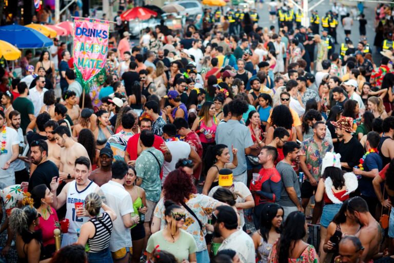 Brasilienses de todas as idades caíram na folia no pré-Carnaval do DF Folia 2025