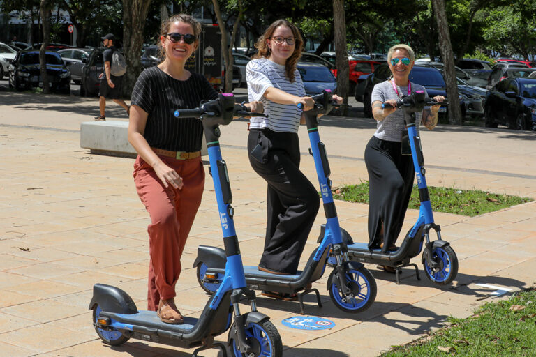 Patinetes elétricas compartilhadas são sucesso no DF; veja como circular de forma segura