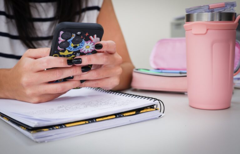 Governo do DF orienta sobre o uso de aparelhos eletrônicos nas escolas públicas