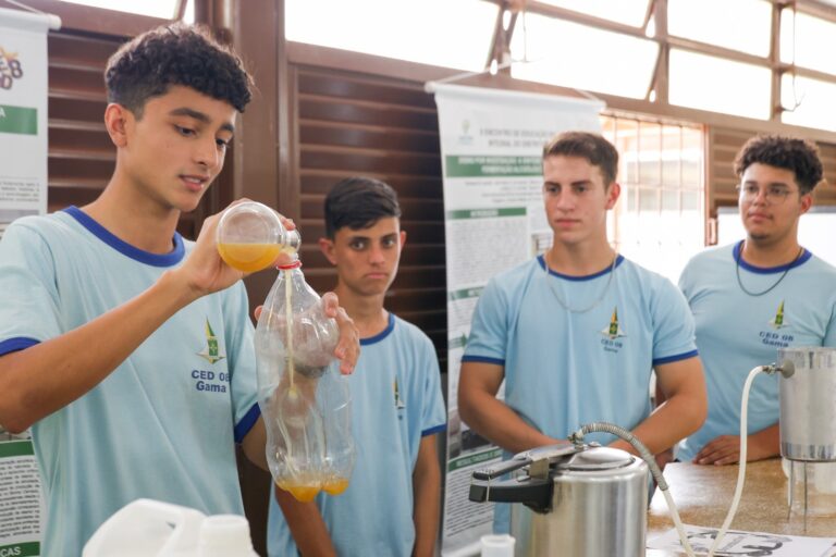 Estudantes do CED 08 do Gama desenvolvem experimento de síntese do etanol