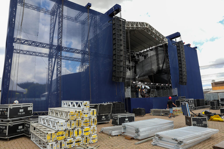Praça da Bíblia, em Ceilândia, recebe estrutura de evento que terá transmissão do jogo do Brasil