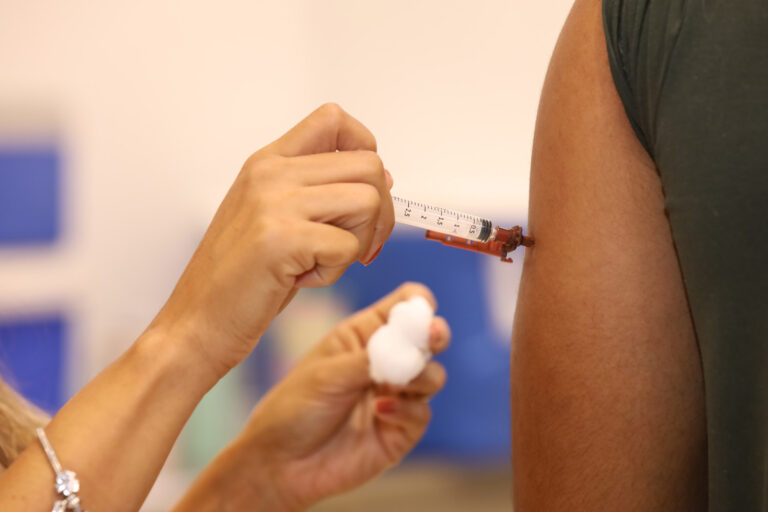 Vacinação contra gripe começa no DF