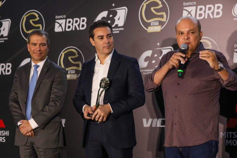 Governador Ibaneis Rocha é homenageado em prêmio da Confederação Brasileira de Automobilismo
