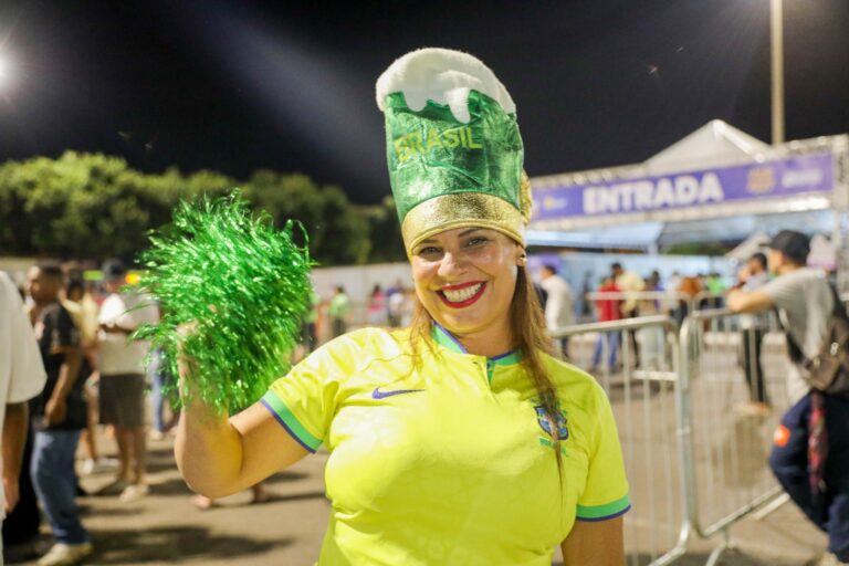 Torcedores vibram com jogo da Seleção no Comemora Brasília Fan Fest, em Ceilândia