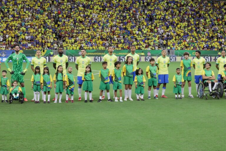 Pacientes do Hospital da Criança de Brasília entram em campo com as seleções do Brasil e da Colômbia