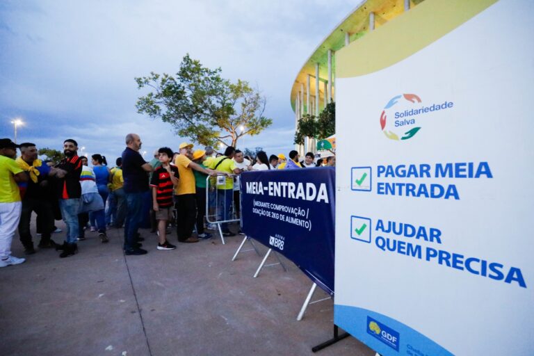 Ingressos sociais para jogo do Brasil garantem comida a quem precisa