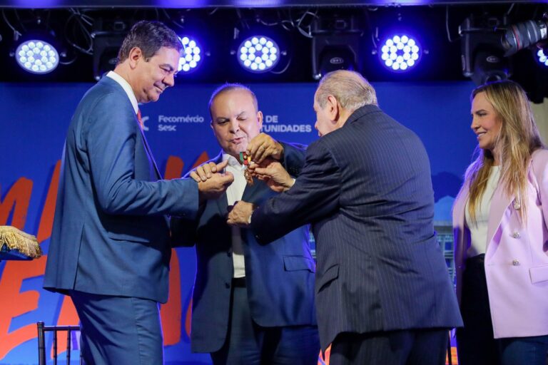 Governador Ibaneis Rocha é agraciado com a Medalha Nacional do Mérito Comercial da Paz Social João Daudt D’Oliveira