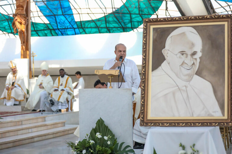 Missa dos 65 anos de Brasília é marcada pela emoção com mensagem de adeus ao papa Francisco