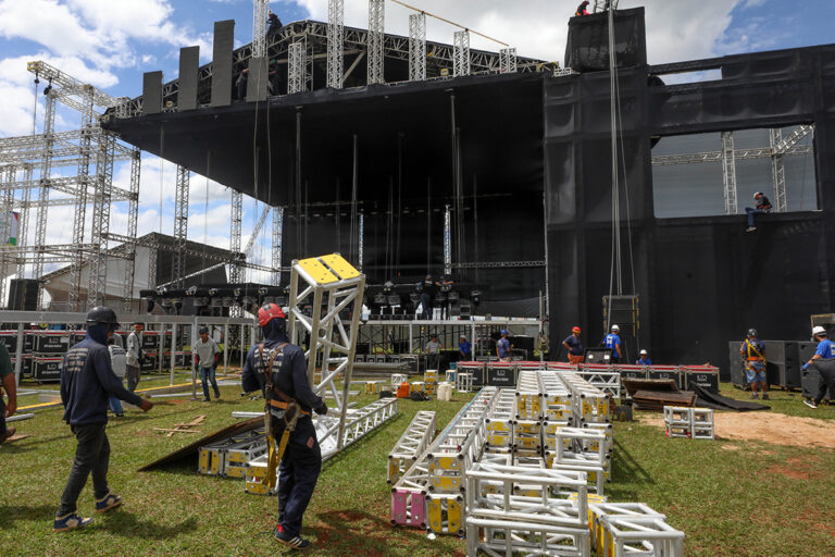 Montagem da estrutura transforma cenário da Esplanada para os 65 anos de Brasília