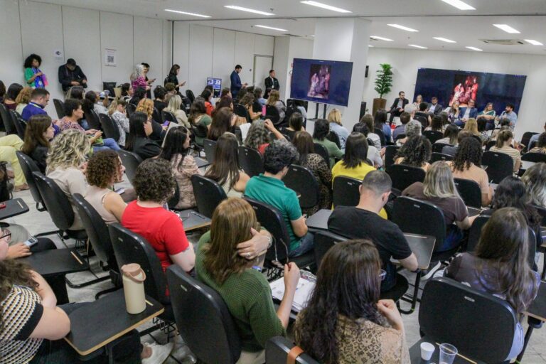 Profissionais da saúde e da assistência social debatem estratégias para idosos em acolhimento