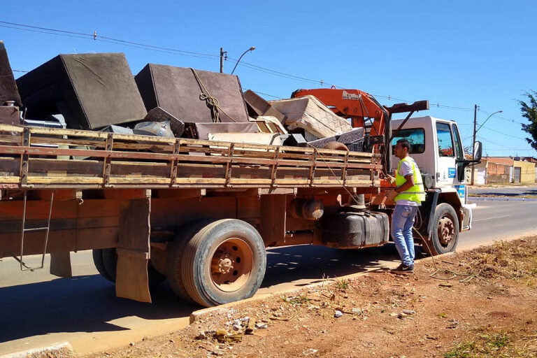 Mutirão de limpeza recolhe quase 2 toneladas de entulho em três regiões do DF