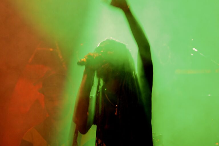 Projeto oferece curso gratuito a jovens de São Sebastião que querem viver de música