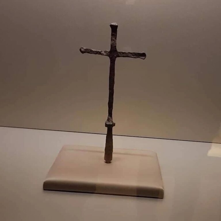 Cruz original da primeira missa no Brasil vem a Brasília no aniversário da capital