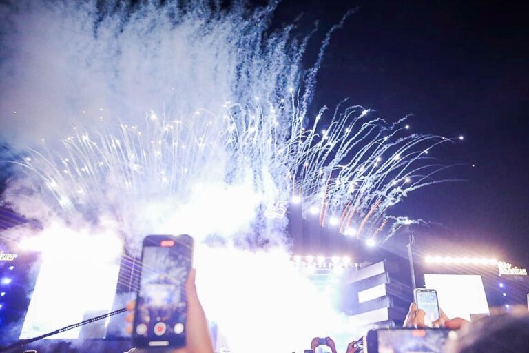 Queima de fogos marca a virada para o 21 de abril: Brasília completa 65 anos