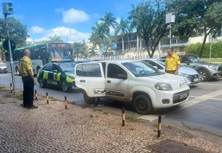 Patrulhamento flagra veículo com R$ 76 mil em débitos na W3 Norte