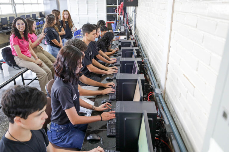 Rede pública do DF mobiliza escolas para garantir acesso dos alunos ao Enem 2025