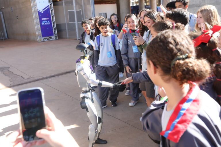 Estudantes da rede pública do DF participam da Campus Party com experiências práticas em tecnologia e inovação