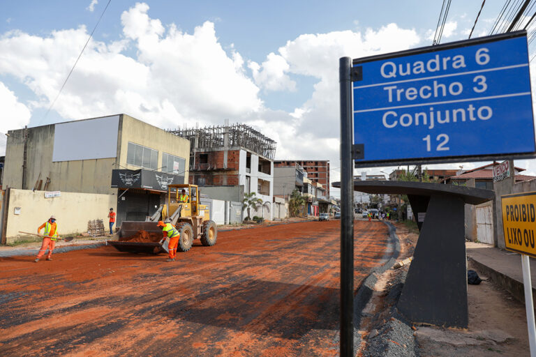 Com drenagem concluída, GDF inicia pavimentação da Avenida da Misericórdia em Vicente Pires