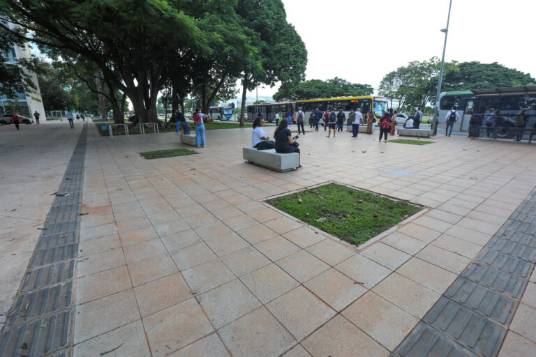 Rota acessível e revitalização da Praça dos Três Poderes transformam experiência na Esplanada