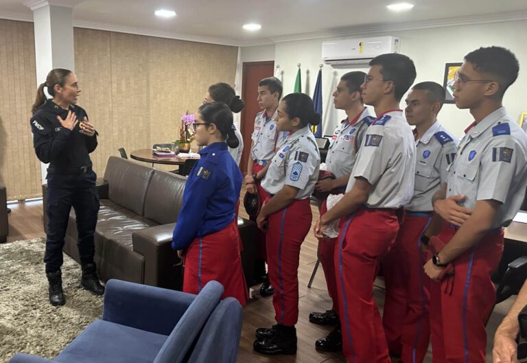 Alunos do Colégio Militar Tiradentes visitam Comandante-Geral da PMDF